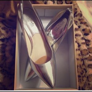 🔥🔥SILVER STYLIN PUMPS🔥🔥